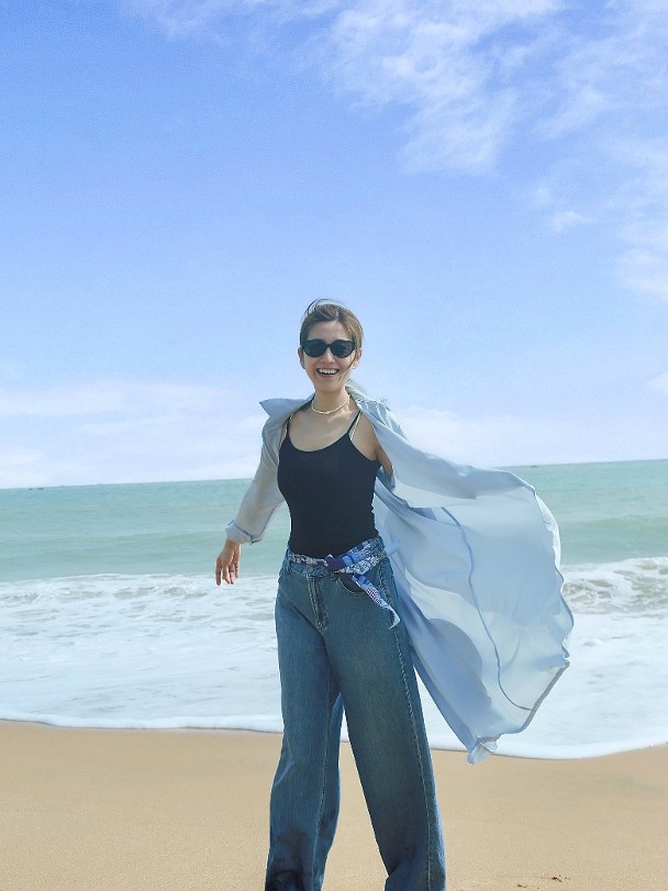 陳自瑤旅遊照美翻網民　白裙仙女＋黑背心型格雙造型吸爆讚