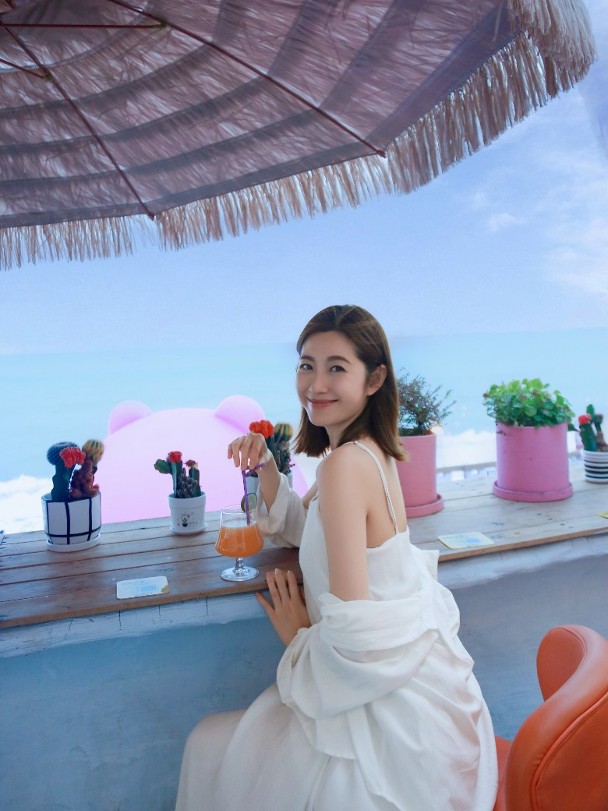 陳自瑤旅遊照美翻網民　白裙仙女＋黑背心型格雙造型吸爆讚