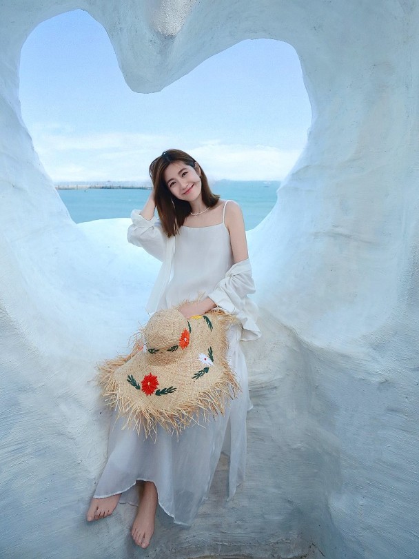 陳自瑤旅遊照美翻網民　白裙仙女＋黑背心型格雙造型吸爆讚