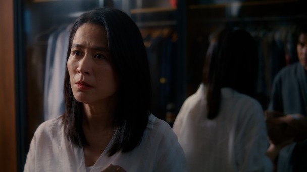 宣萱拍《誰殺了她》喊到眼袋爆微絲血管　性感睡衣露背鏡頭成焦點