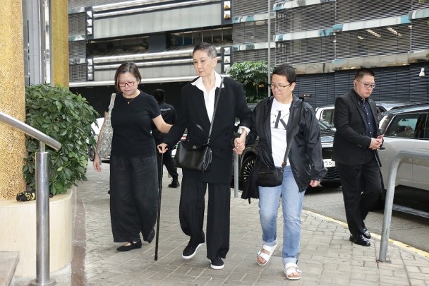影壇傳奇施南生病況惹關注　張艾嘉兩度現身醫院　徐克回應：尊重施小姐