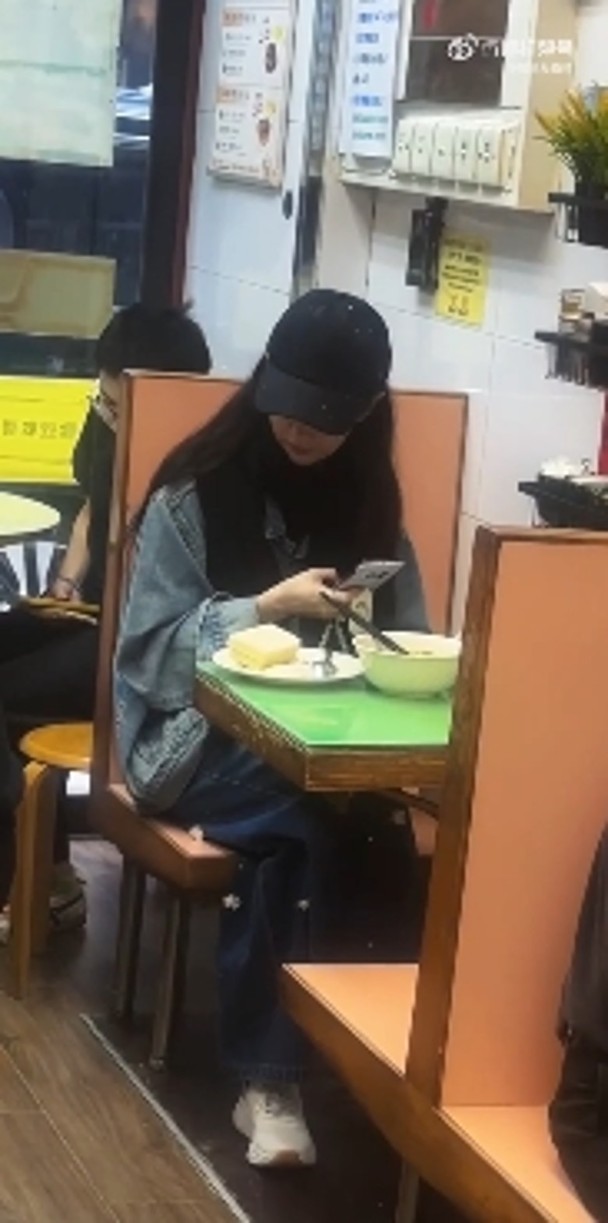 野生劉亦菲香港茶記被捕獲！全素顏自拍驚覺被「抓包」，眼神「貓貓祟祟」反差萌爆網！ ...